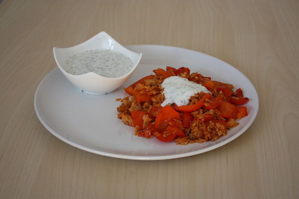 Paprika-Reispfanne mit Joghurtsauce