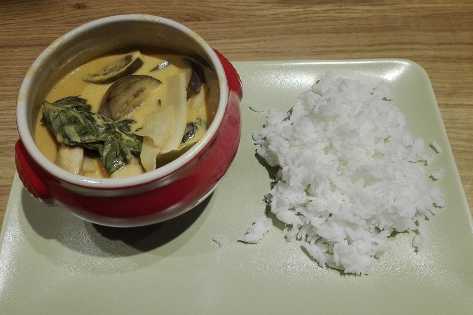 Rotes Thaicurry mit Rind und Thai-Auberginen