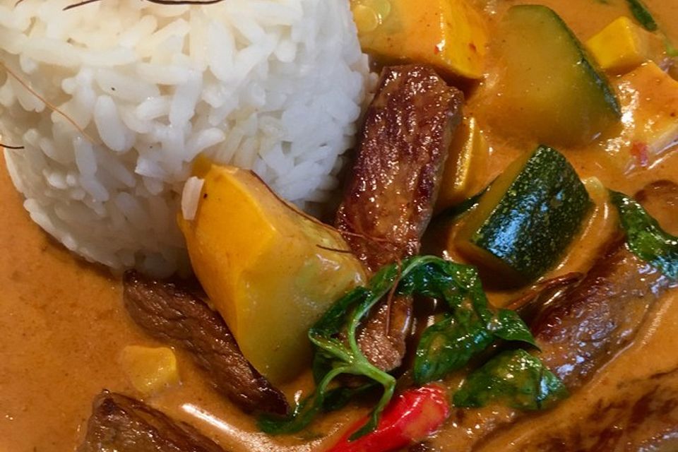 Rotes Thaicurry mit Rind und Thai-Auberginen