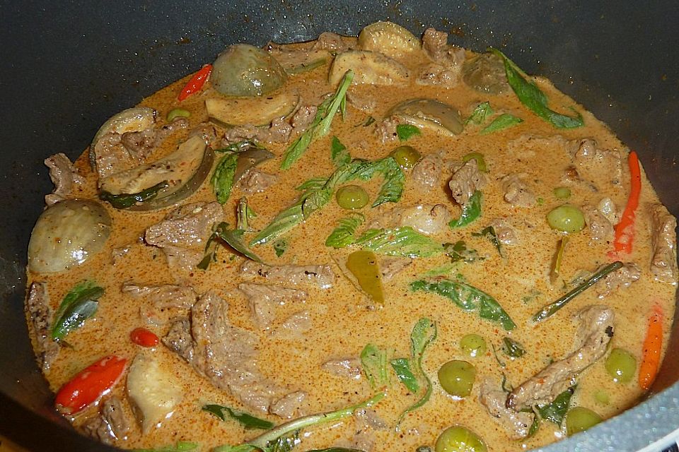 Rotes Thaicurry mit Rind und Thai-Auberginen