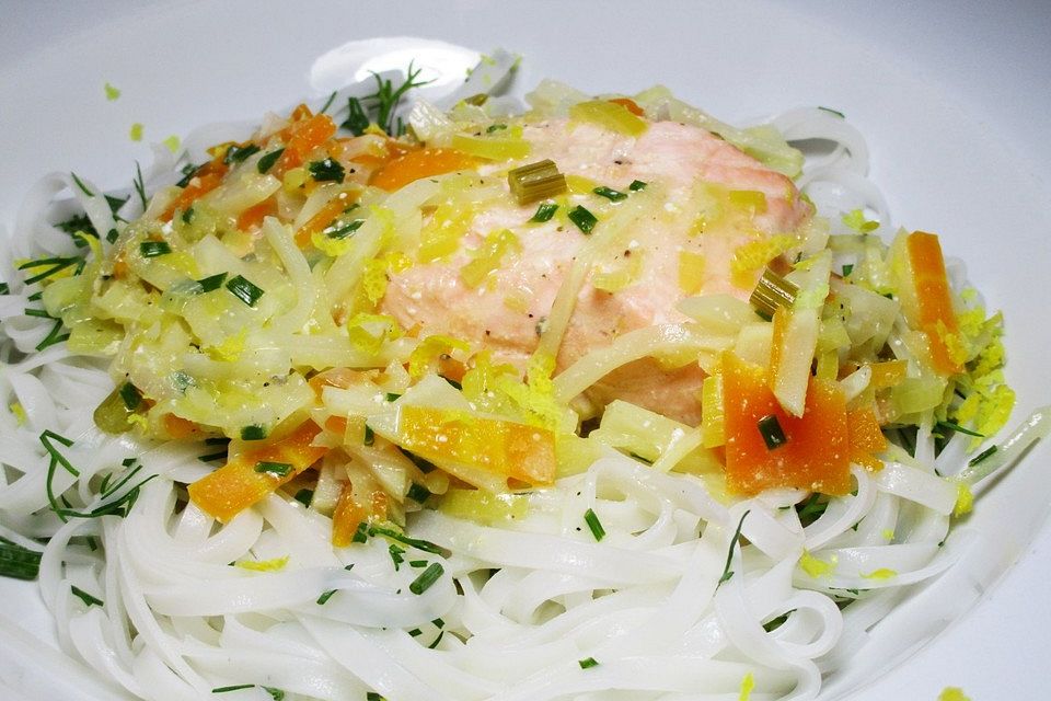 Pochierter Lachs mit Zitronensoße