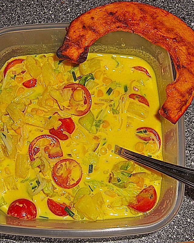 Currysalat mit Hühnchenstreifen und Kürbis - Wedges