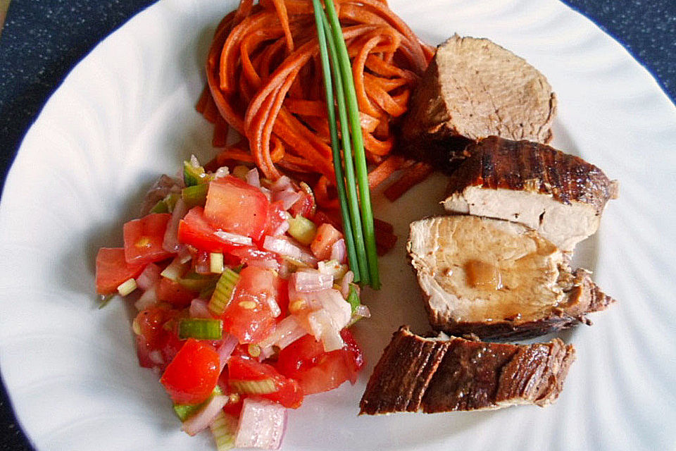 Bandnudeln an Schweinefilet und feuriger Tomatensoße