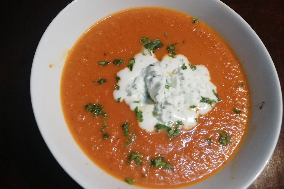 Tomatensuppe mit Basilikum - Sahne