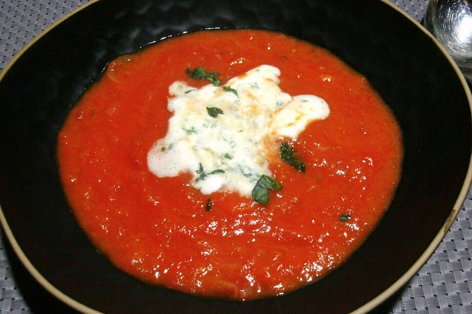 Tomatensuppe mit Basilikum - Sahne