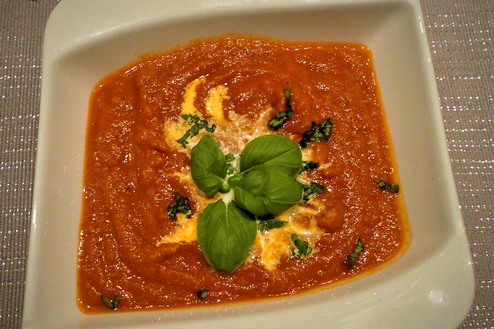 Tomatensuppe mit Basilikum - Sahne