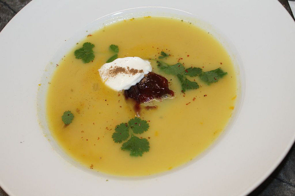 Hokkaido - Kürbissuppe mit Zwetschgen