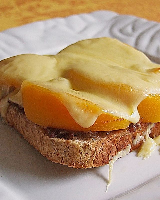 Überbackener Mett - Käse - Toast mit Pfirsich