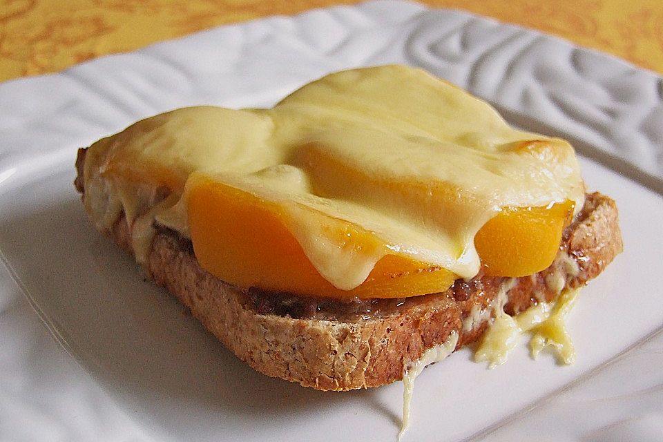 Überbackener Mett - Käse - Toast mit Pfirsich