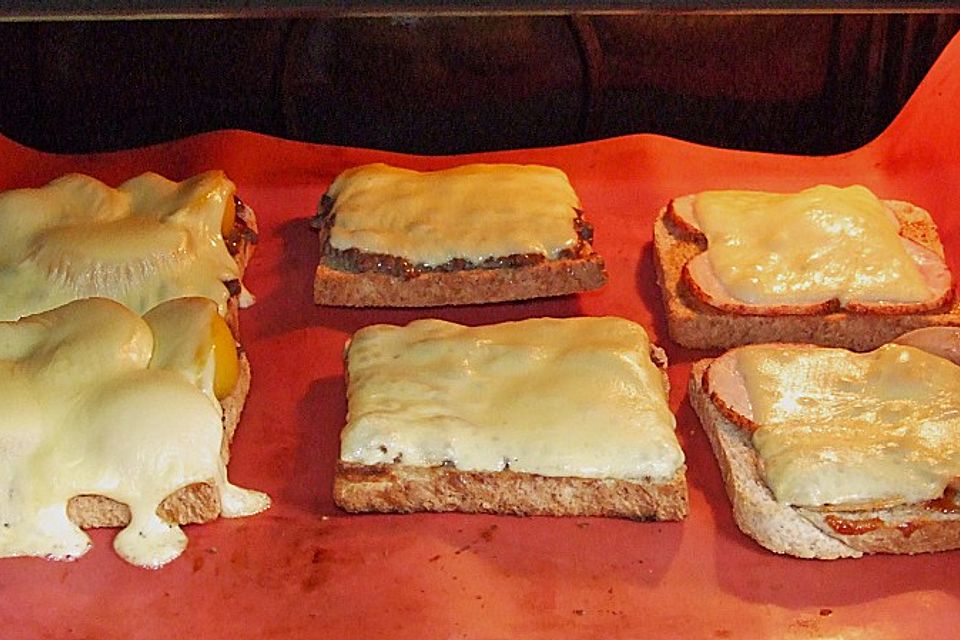 Überbackener Mett - Käse - Toast mit Pfirsich