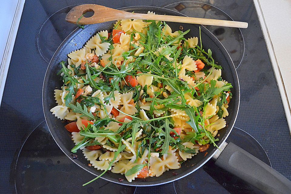 Nudeln mit Rucola und Tomaten