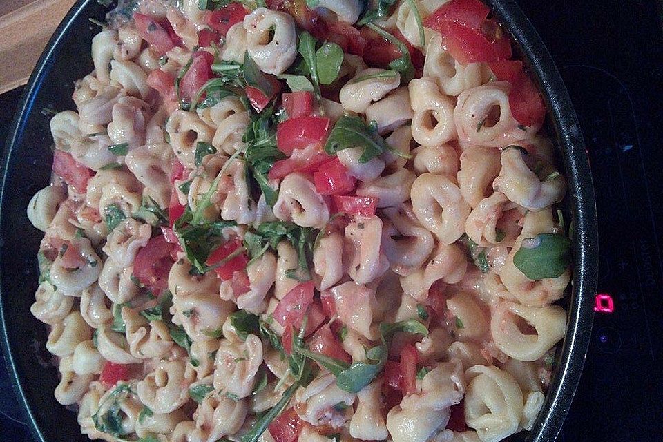 Nudeln mit Rucola und Tomaten
