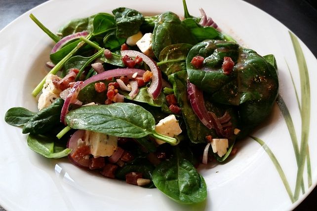 Salat vom jungen Blattspinat mit Feta und Speck von Stiermädchen| Chefkoch