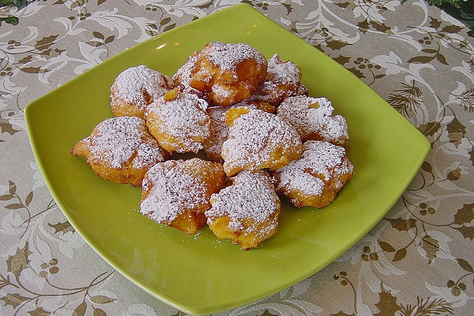 Frittierte Bällchen mit Pfirsichen und Orangenglasur