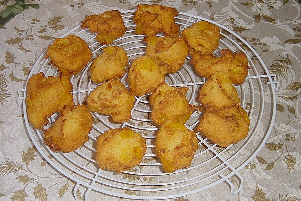 Frittierte Bällchen mit Pfirsichen und Orangenglasur