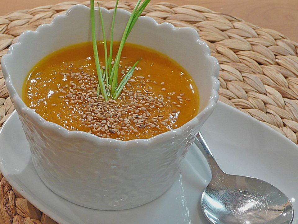 Möhrensuppe mit Sesam und Ingwer von plumbum| Chefkoch