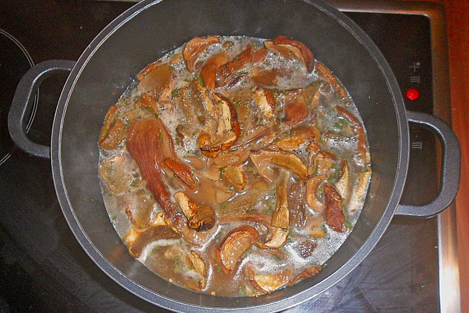 Steinpilzbrühe mit Gemüsejulienne Steinpilzbrühe mit Gemüsejulienne