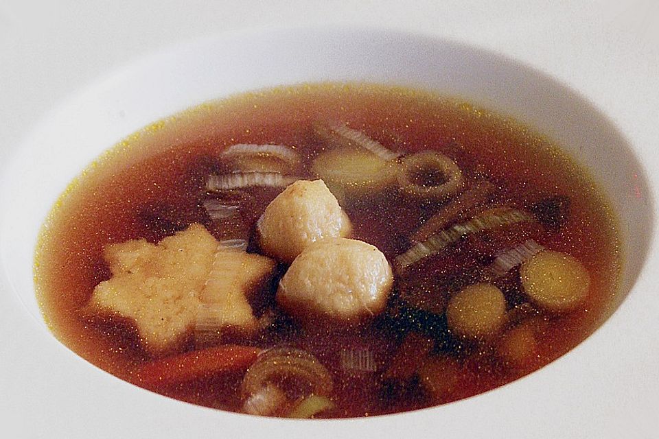 Steinpilzbrühe mit Gemüsejulienne Steinpilzbrühe mit Gemüsejulienne