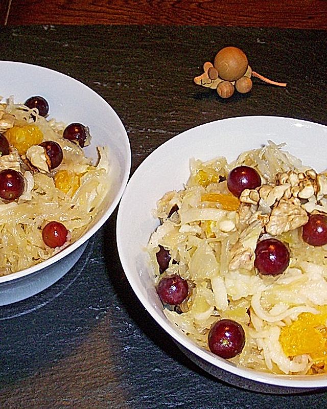 Sauerkrautsalat mit Früchten