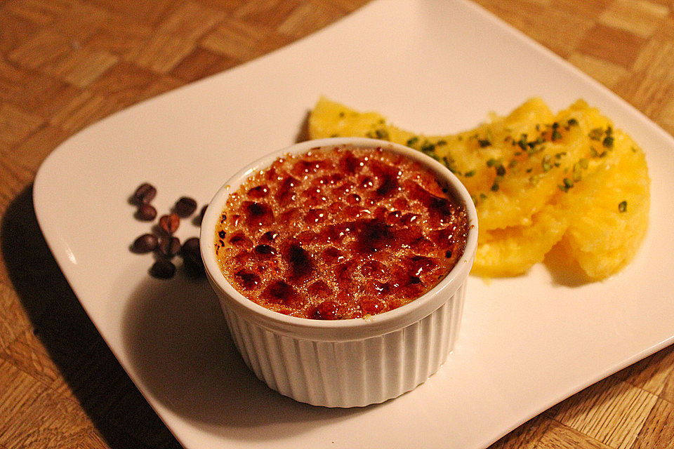 Crème brûlée von weißem Kaffee