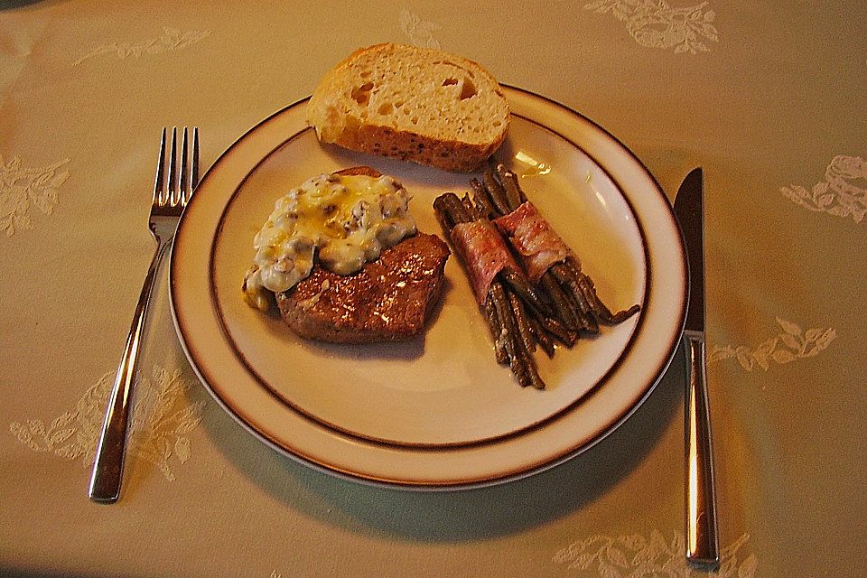 Filetsteaks mit Pfifferlingen und Bohnen im Speckmantel