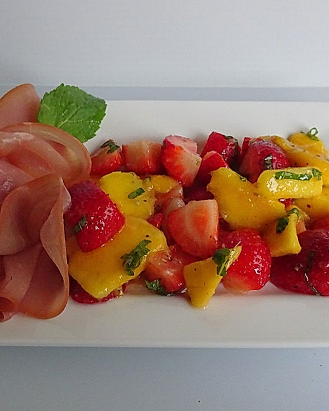 Erdbeer - Mango - Salat mit Schinken