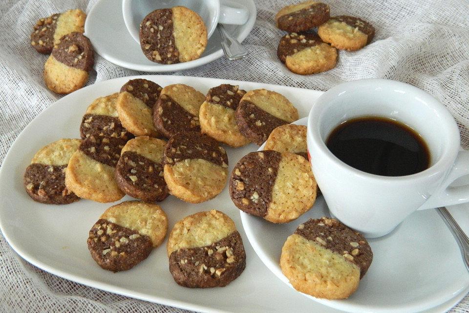 Sandgebäck mit Mandeln in schwarz - weiß Optik