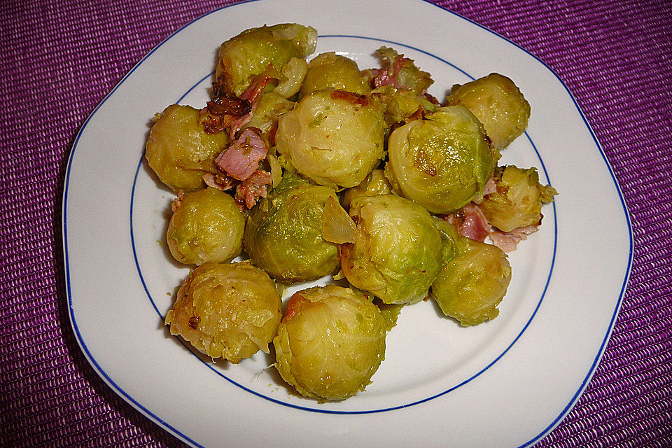 Rosenkohl mit Schinken und Zwiebeln