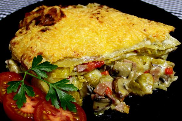Rosenkohl-Lasagne mit Tomatensoße und Käse