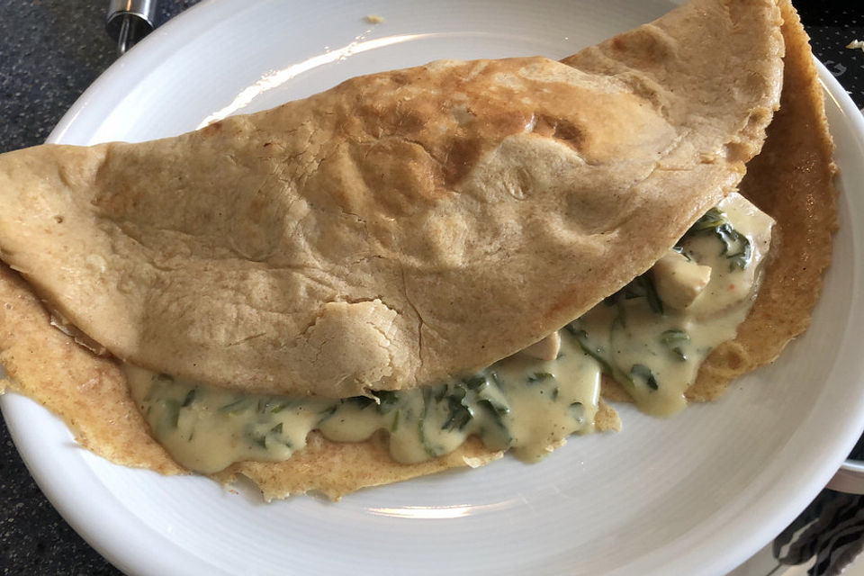 Pfannkuchen, gefüllt mit Senf-Rucola-Geschnetzeltem
