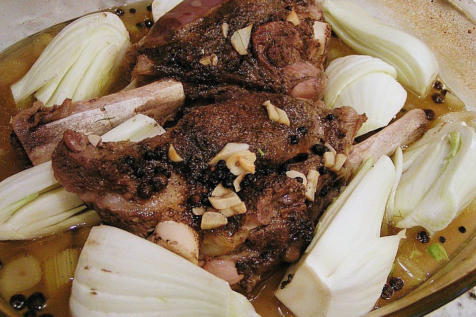 Geschmorte Lamm- oder Schweinestelzen mit Fenchel und Pfeffer