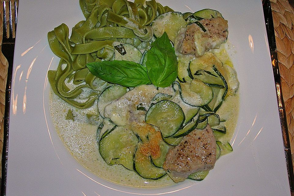 Schweinemedaillons auf Sahne - Zucchini