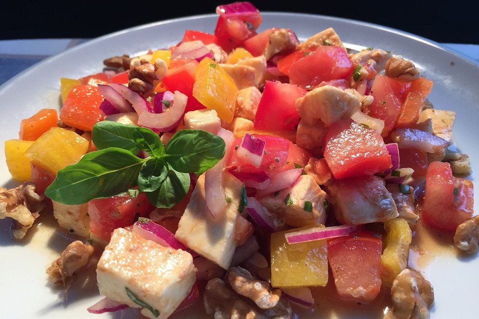 Tomaten - Mozzarella - Salat mit Walnüssen