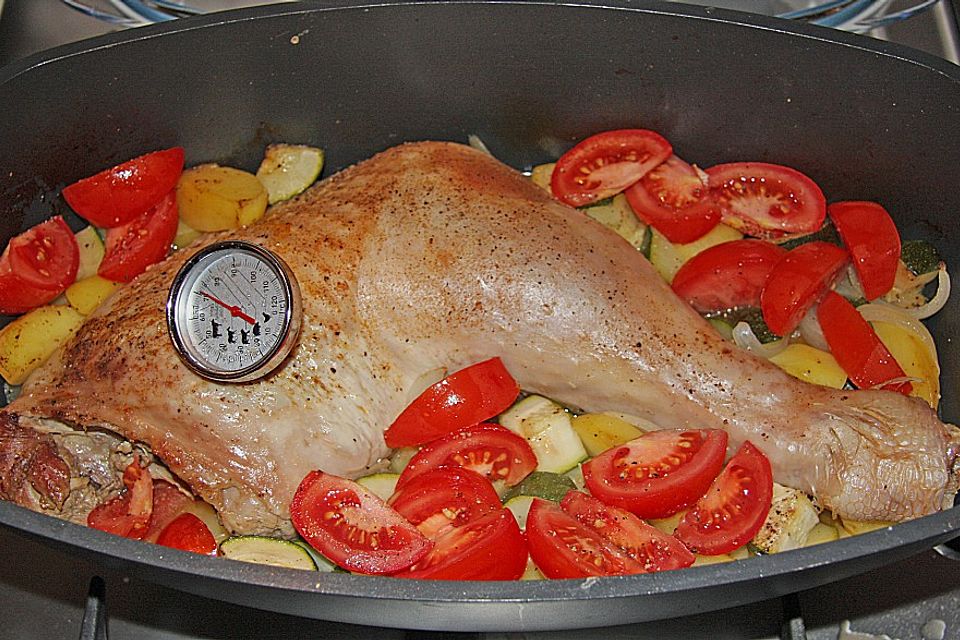 Putenschenkel mit Kartoffeln, Zucchini und Tomaten