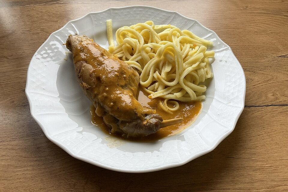 Kaninchenkeulen mit Tomatensoße und Bandnudeln