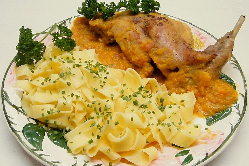 Kaninchenkeulen mit Tomatensoße und Bandnudeln