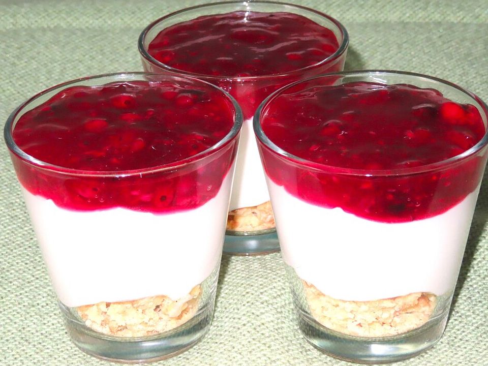 Joghurt - Kokos - Rote Grütze -Dessert von canavanin| Chefkoch