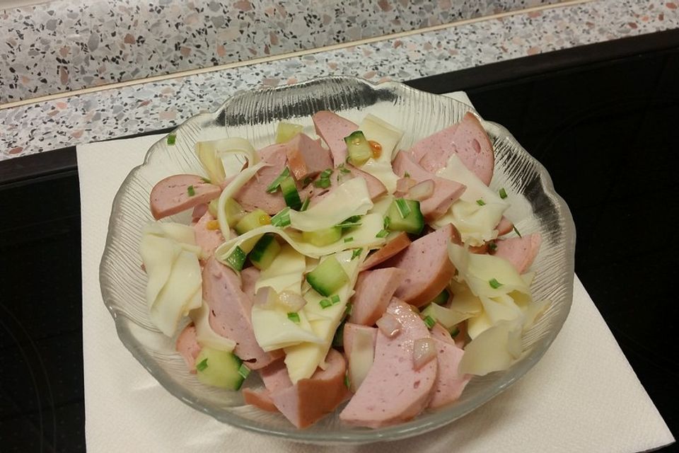 Fleischsalat mit Essig und Öl