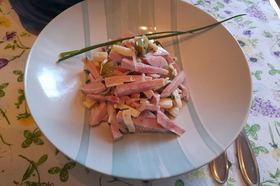 Fleischsalat mit Essig und Öl