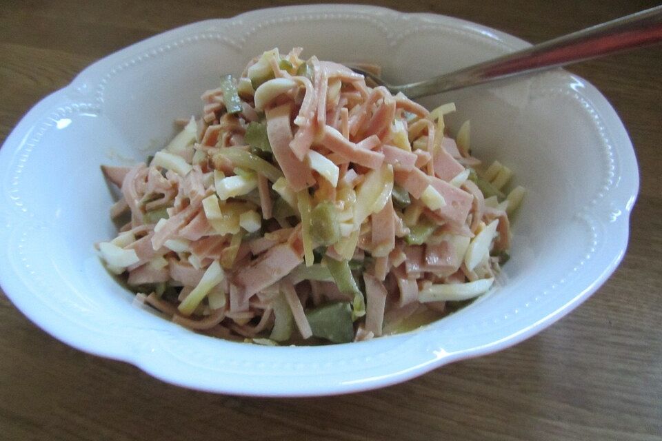 Fleischsalat mit Essig und Öl