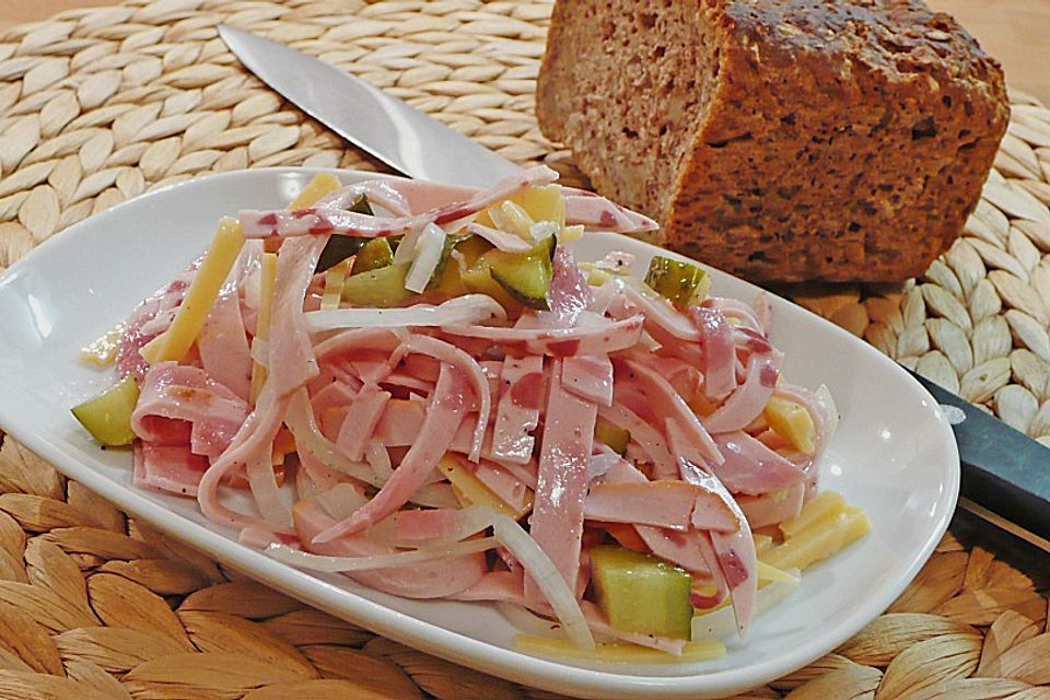 Fleischsalat mit Essig und Öl