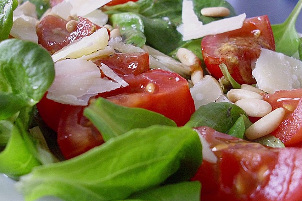 Feldsalat mit gebratenen Pinienkernen und Parmesan