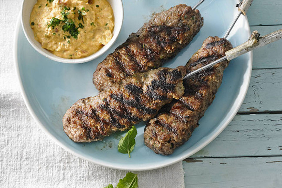 Hackfleisch-Spieße auf türkische Art