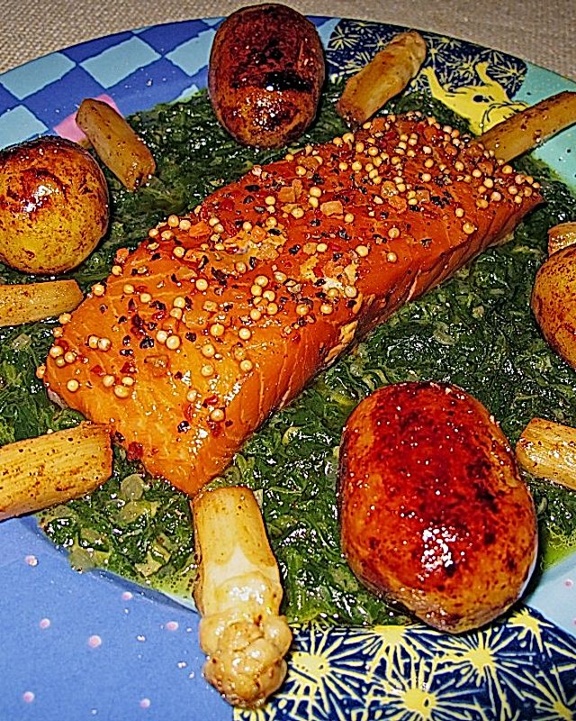 Geräucherter Pfefferlachs auf Spinat mit gebratenem Spargel und Balsamico - Röstkartoffeln