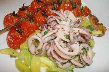 Calamari mit Zucchinigemüse und geschmorten Tomaten