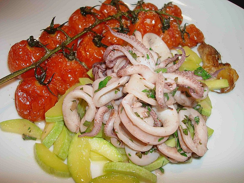 Calamari mit Zucchinigemüse und geschmorten Tomaten von bushcook| Chefkoch