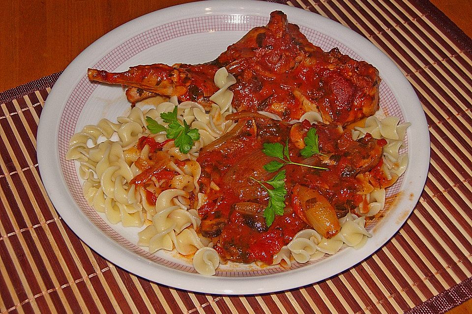 Kaninchen mit Schalotten in Tomatensauce