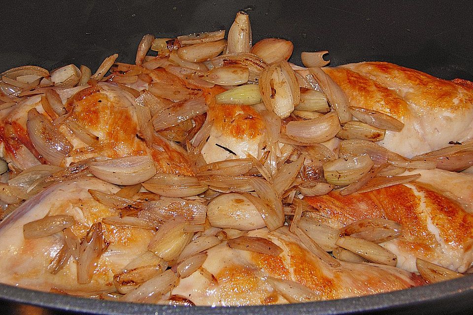 Kaninchen mit Schalotten in Tomatensauce