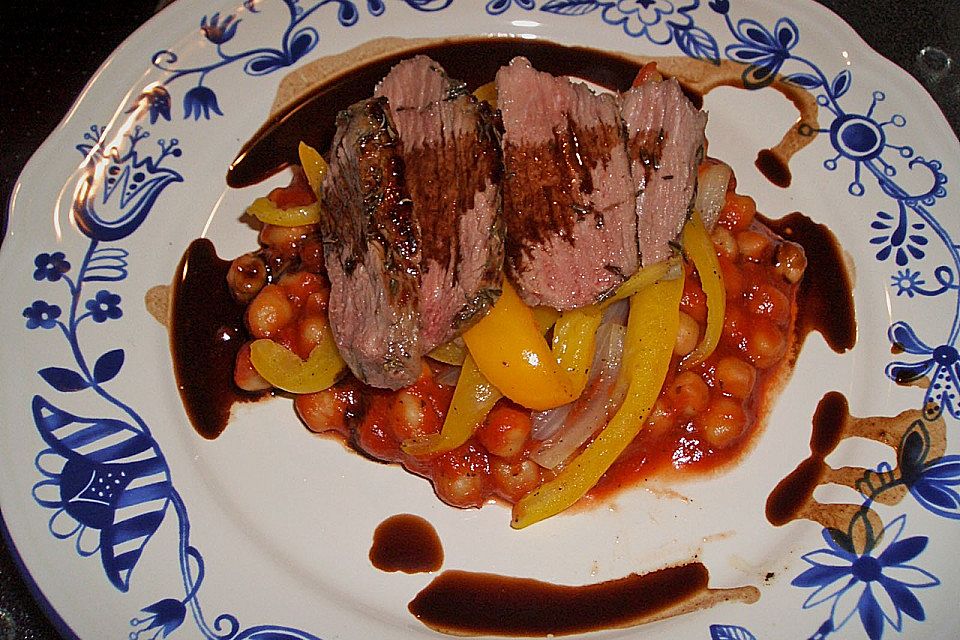 Straußensteak mit Gemüse auf Kichererbsen - Tomaten mit Kakao - Balsamico Soße