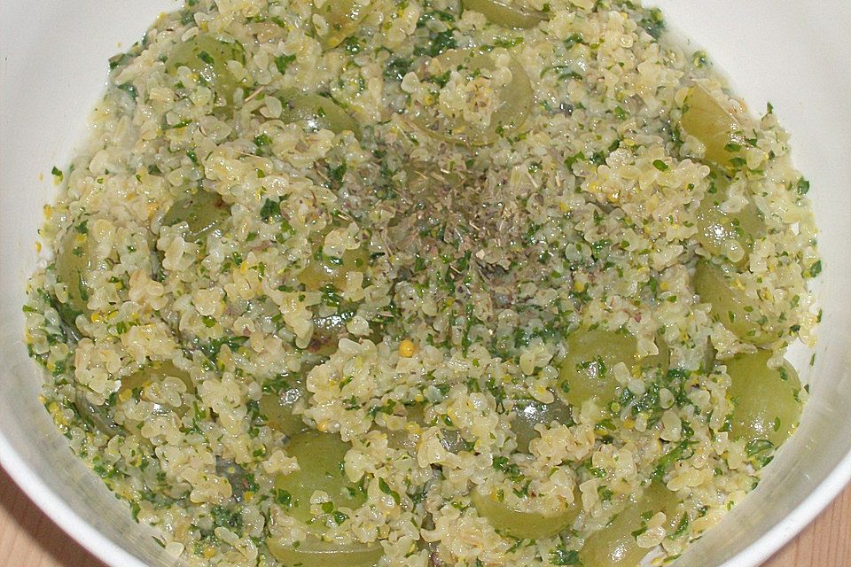 Gebratenes, gefülltes Huhn mit Trauben und Couscous